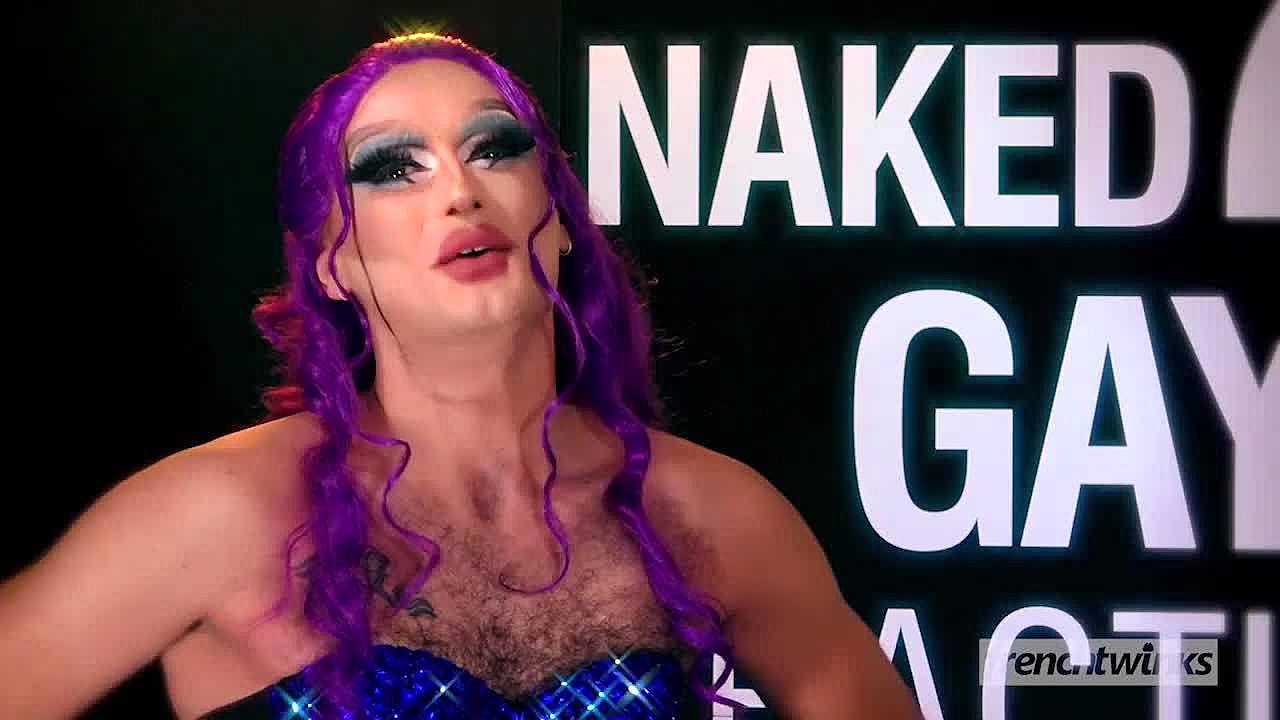 En fransk twink tar av seg klærne og blir knullet i en homofil porno parodi av et britisk TV-show